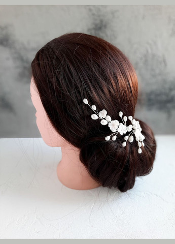 Ніжна молочна гілочка в зачіску з квітами та намистинами No Brand (342389841)