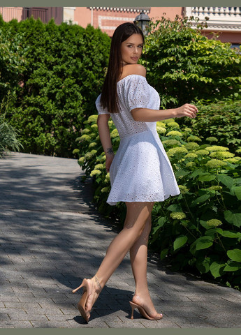 Белое повседневный платья с открытыми плечами ISSA PLUS однотонное