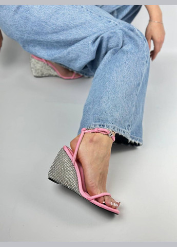 Розовые женские розовые босоножки на танкетке со стразами Башили с ремешком со стразами