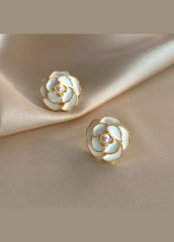 Серьги сережкигвоздики/пусеты белая Роза с жемчуженкой 1.3 см золотистые Liresmina Jewelry (293241517)