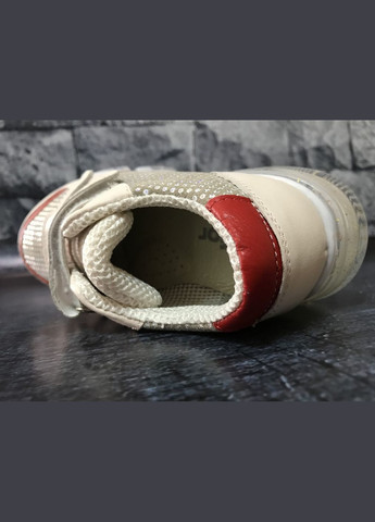 Пудрові осінні шкіряні кросівки на липучці, Bistfor Кросівки