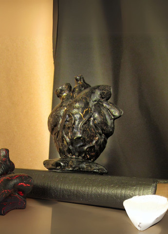 Скульптура сердце человека 12 см | Черно-золотая | Гипс, ручная работа | Подарок врачу или любимому человеку No Brand (328600857)