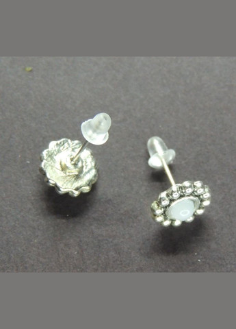 Серьги серьгигвоздики (пусеты) Маргаритка белая серебристый Liresmina Jewelry (285110983)
