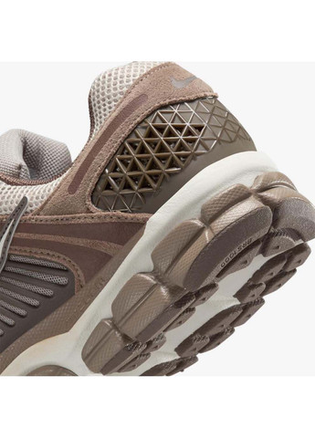 Коричневі Осінні чоловічі кросівки zoom vomero 5 коричневий Nike
