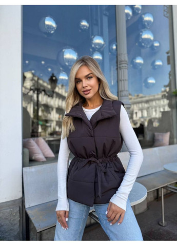 Жіноча стьобана жилетка з куліскою на талії MonCher (355340149)