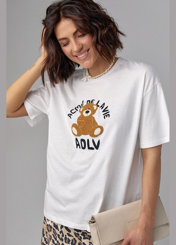 Молочная летняя трикотажная футболка с фактурным медвежонком и надписью Lurex