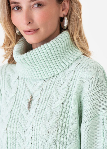 Мятный женский свитер крупной вязки «косами» и воротником-гольф. SVTR
