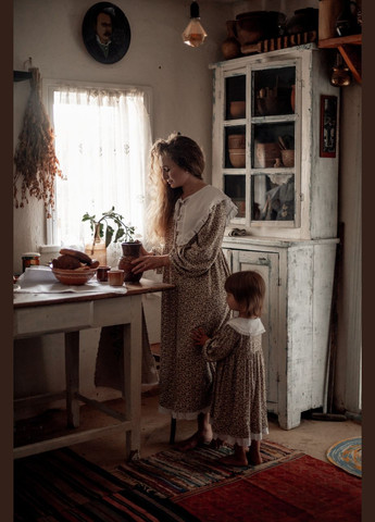 Бежева кежуал жіноча ретро сукня з рослинним візерунком V.O.G. з квітковим принтом