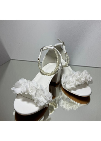 Белые женские свадебные босоножки с цветами и жемчугом 5 см. No Brand с цветами