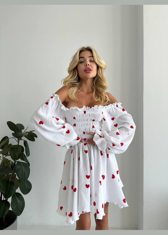 Белое нежное принтованное белое платье с сердечками, открытым декольте и длинным рукавом, муслиновое приятное к телу платье No Brand сердечки