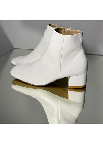 Белые демисезонная свадебные ботильоны, сапожки с круглым носиком из экокожи с ремешком жемчуга 4см, цвет белый, зим-0002-1-35-22,5см No Brand