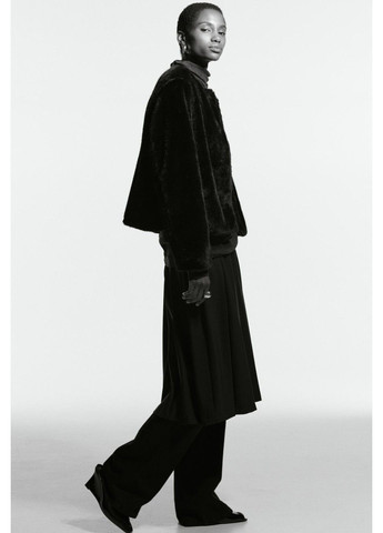 Черная демисезонная женская укороченная куртка из эко-меха н&м (58554) xs черная H&M