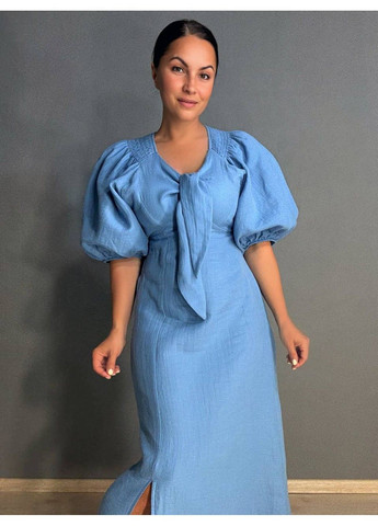 Блакитна сукня жіноча 4196 довга з розрізом вузол на грудях з муслину блакитна MIX RAY