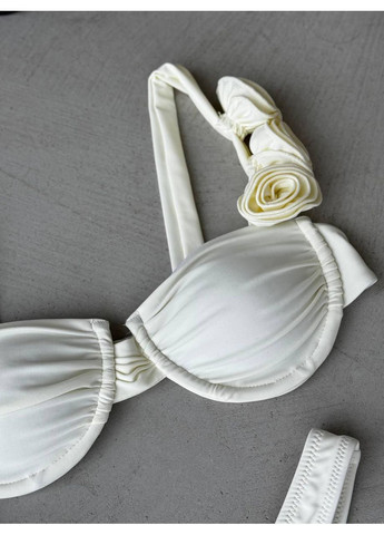 Білий літній жіночий купальник бікіні з квітковим декором та бюстьє-топом / жіночий роздільний купальник білий з обʼємними трояндами No Brand