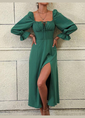 Зеленое красивое однотонное платье в зеленом цвете с вырезом на бедре и открытом декольте, качественное летнее платье из софта No Brand