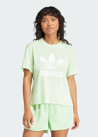 Зеленая всесезон футболка adicolor trefoil boxy adidas