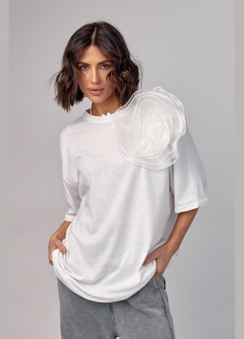 Белая летняя удлиненная футболка oversize с объемным цветком 12378 с коротким рукавом Lurex