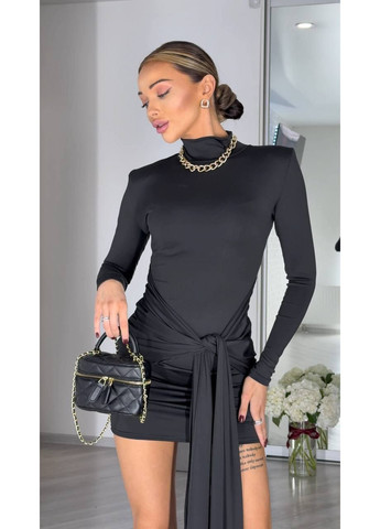 Черное вечернее мини-платье из микродайвинга с подплечниками и шлейфом на поясе – элегантность и стиль в деталях 🥰 (замер в описании) GD/GL Модний простір однотонное