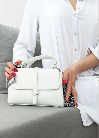 Стильная женская сумка-багет из экокожи с оригинальным декором в виде цепи и имитированного лезвия бритвы InFashion Сумка (327308725)