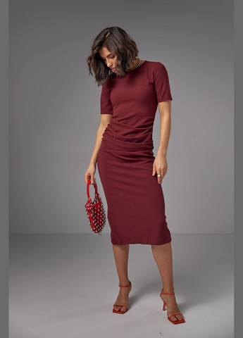 Бордовое деловое силуэтное платье миди с драпировкой 2695 Lurex однотонное