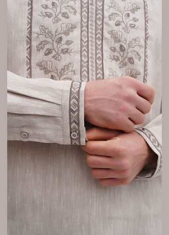 Серая льняная мужская вышиванка с дубовыми листьями и воротником-стойкой славко. песочный, р.60, код 9424/60/883 ГАЛЕРЕЯ ЛЬОНУ лен (333164727)