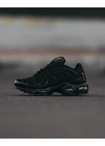Черные демисезонные кроссовки Nike Air Max Plus Triple Black 604133-050