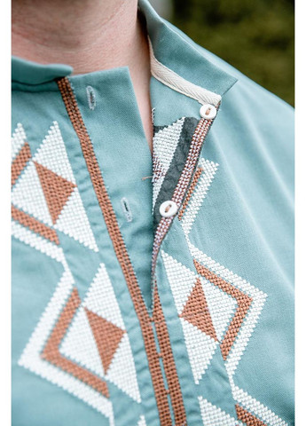 Бірюзова чоловіча вишита сорочка кольору полин з геометричним орнаментом та ґудзиком розміри m–5xl, 3xl льон (301035057)