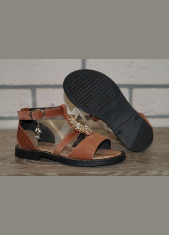 Коричневые босоножки для девочки с брошью из мелких ярких стразиков Леопард с брошкой, с камнями, с логотипом, с пряжкой, со стразами