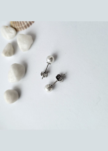 Серебряные гвоздики на фиксаторах с Белым жемчугом 5 мм серебро 925 пробы Родированное с2ж/420а 0.70г No Brand (306743279)