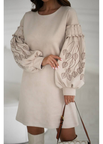 Бежевое праздничный, вечернее замшевое женское платье мини с вышивкой на рукавах. MonCher