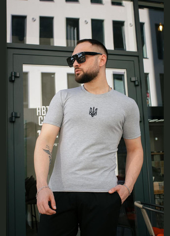 Серая футболка мужская с вышивкой "тризуб" серый меланж с коротким рукавом Intruder