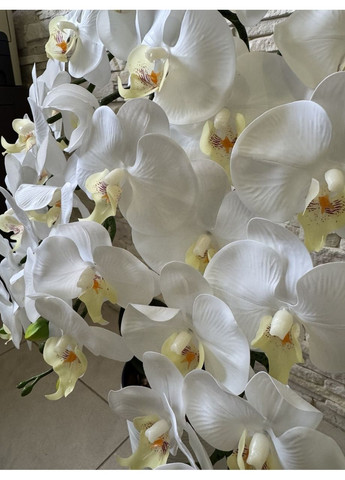 Искусственные орхидеи на 3 ветки 60 см. Композиция из белых искусственных латексных орхидей. Пластмакс (372838129)