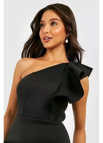 Черное коктейльное платье Boohoo однотонное