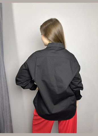 Чорна сорочка жіноча чорна оверсайз з 3d аплікацією папуга mknk2091-1 Modna KAZKA