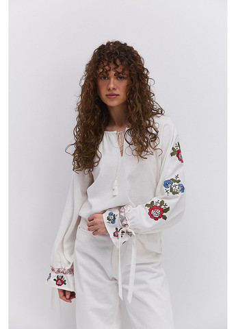 Молочна жіноча вишиванка молочна з червоними та синіми квітами гладдю розмір Arjen льон (373682178)