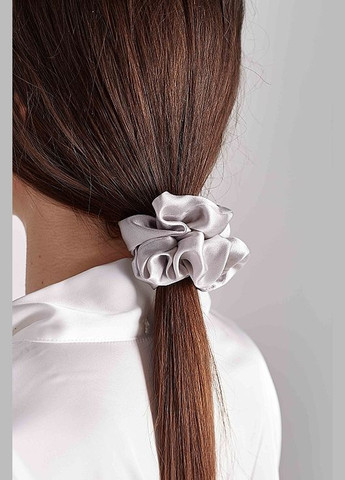 Набір резинок з натурального шовку, розмір M, сіра + чорна Scrunchie Set 2шт (973245-27056875) De Lure (365799037)