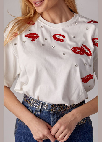 Молочна літня жіноча футболка прикрашена вишитими губами та стразами Lurex