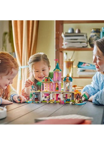 Конструктор Disney Princess Замок принцеси та королівські улюбленці 787 деталей (43267) Lego (337311474)