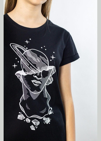 Черная всесезон футболка женская дизайнерская с вышивкой планети чёрная mkмф70161-1 Modna KAZKA