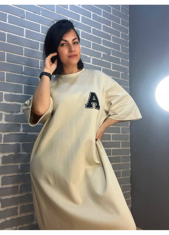 Світло-бежева сукня жіноча a-n 2506 довга оверсайз розріз з боку нашивка попереду літера "а" No Brand