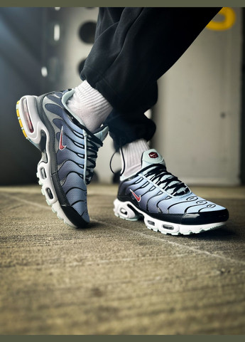 Серые демисезонные кроссовки мужские nike air max tn plus grey red black найк аир макс тн плюс серые No Brand