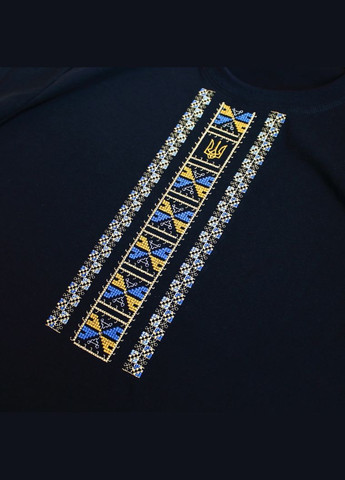 Черная мужская вышитая футболка с трезубцем полуботок Ladan