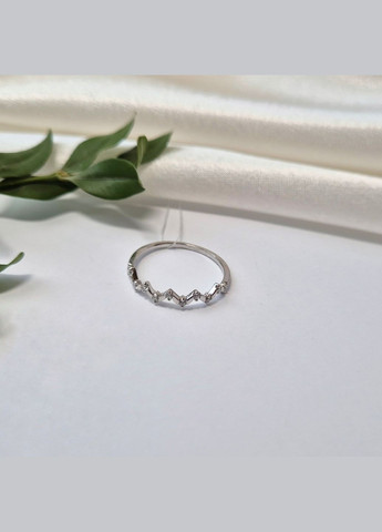 Серебряное кольцо Зигзаг с белыми камнями 18.5 размер серебро 925 пробы Родированное 4448р 1.00г No Brand (340916727)