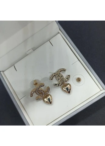 Серьги Женские Гвоздики Шанель Брендовые Золотистые С Камушками Сердцами И Логотипом Chanel Seli No Brand (390703640)