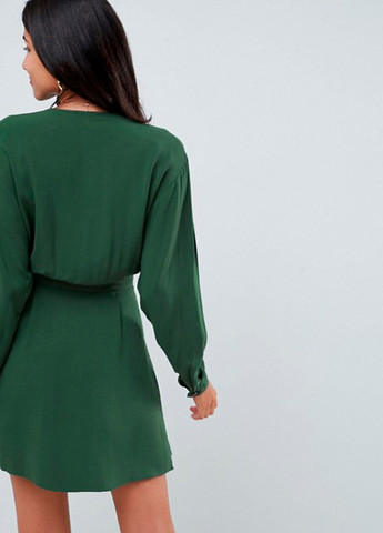 Зеленое кэжуал зеленое мини платье на запах Asos однотонное