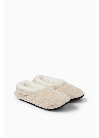 Бежевые тапочки из шинели с узором «косичка» C&A