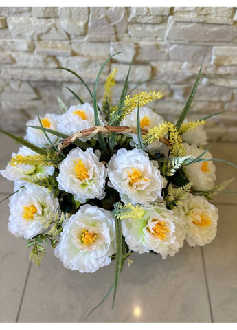 Корзина с искусственными пионами и зеленью 40 см Натуральная корзина из лозы с цветами Пластмакс (372838046)