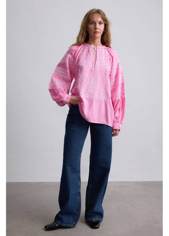 Рожева колоритна рожева блуза вишиванка з білою вишивкою, жіноча вишиванка з білими зав'язками, вишита сорочка в етнічному стилі візерунок квітковий вільна бавовна, поліестер (350909643)