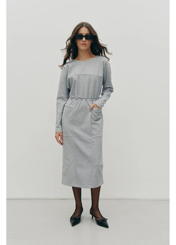 Серое теплое платье меди с брошью, цвет серый Rica Mare