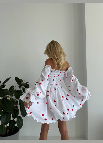 Белое нежное принтованное белое платье с сердечками, открытым декольте и длинным рукавом, муслиновое приятное к телу платье No Brand сердечки